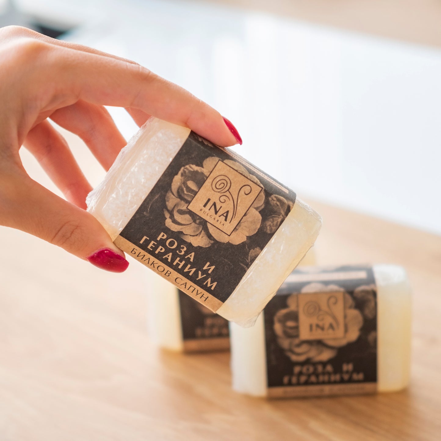 + Cadou Săpun Natural din Plante cu Ulei de Trandafir Damascena și Geranium - acțiune nutritivă