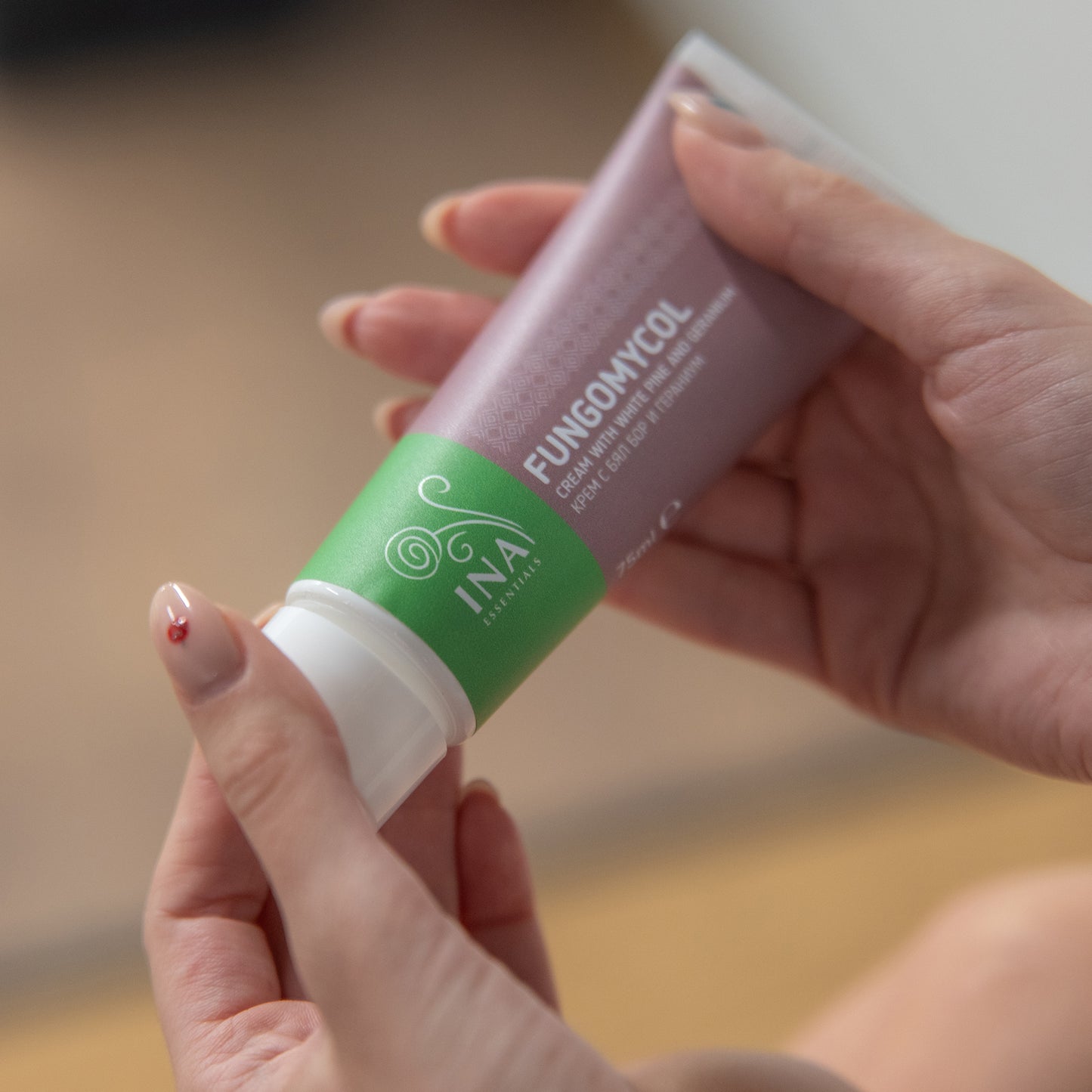 Cumpără 2 creme pentru ciuperca unghiilor și piele uscată și crăpată și primești gratuit 1 apă organică de pin alb