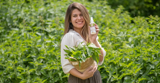 Căderea reacțională a părului: Cauze, simptome și spray natural eficient pentru creșterea părului