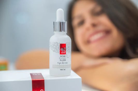 11 motive pentru care femeile de peste 40 de ani renunță la tratamentele costisitoare și trec la serul InaEssentials Anti-Age Rose Elixir