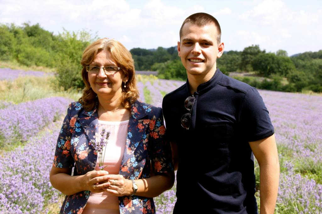 ACNEEA și cum o mică afacere de familie a ajutat peste 25000 de adolescenți din România să lupte împotriva ei
