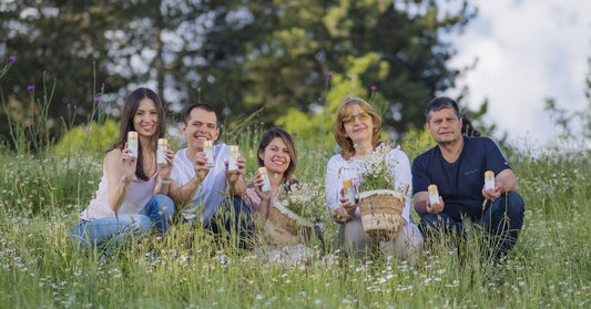 Familia InaEssentials pe un câmp cu mușețel, mușețel pentru igiena intimă