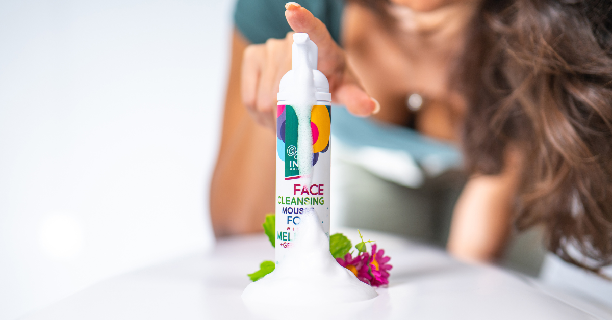 Spumă naturală de curățare pentru față cu roiniță bio – Îngrijire zilnică fără ten uscat