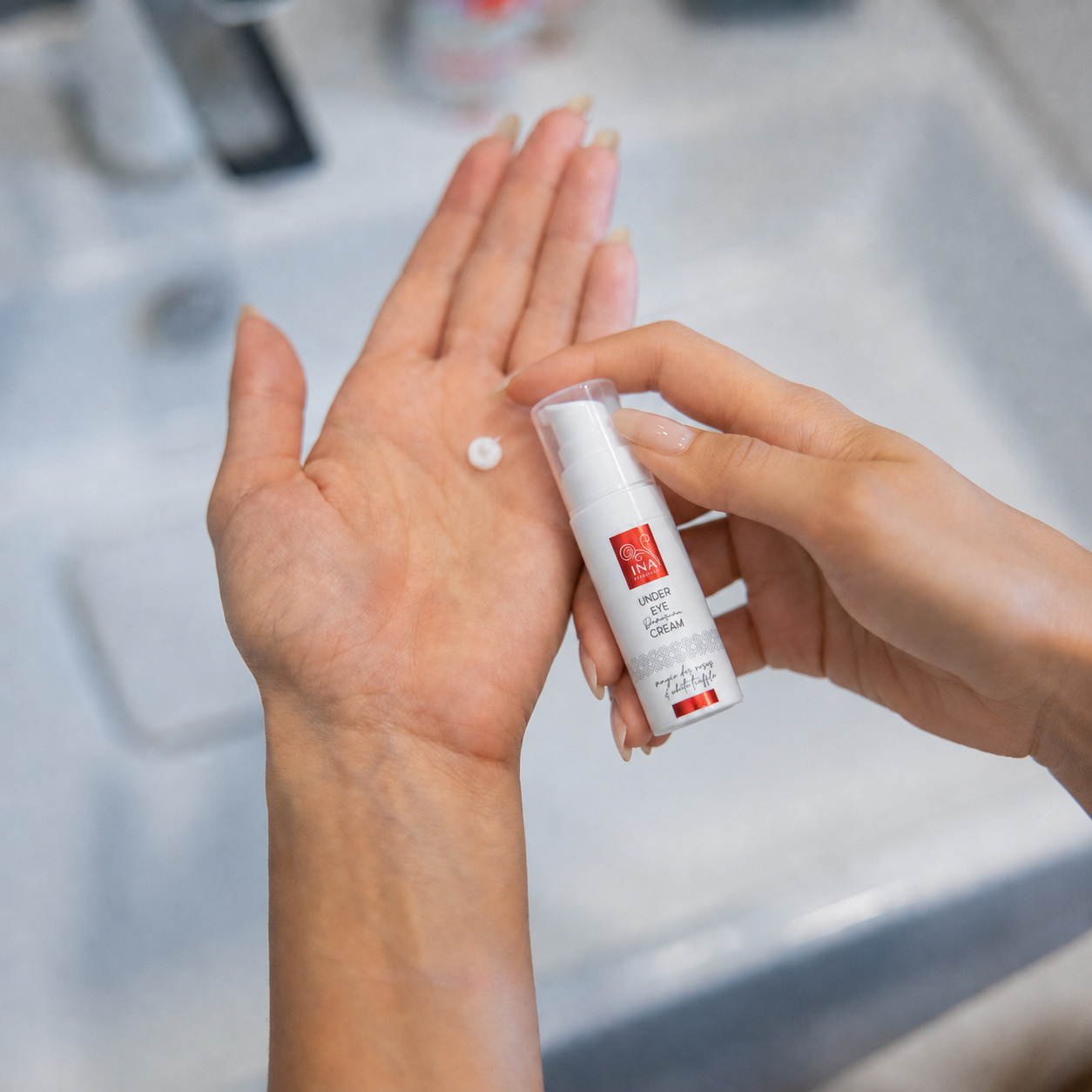 Pas din aplicarea corectă a cremei de contur ochi Rose Eye Lift