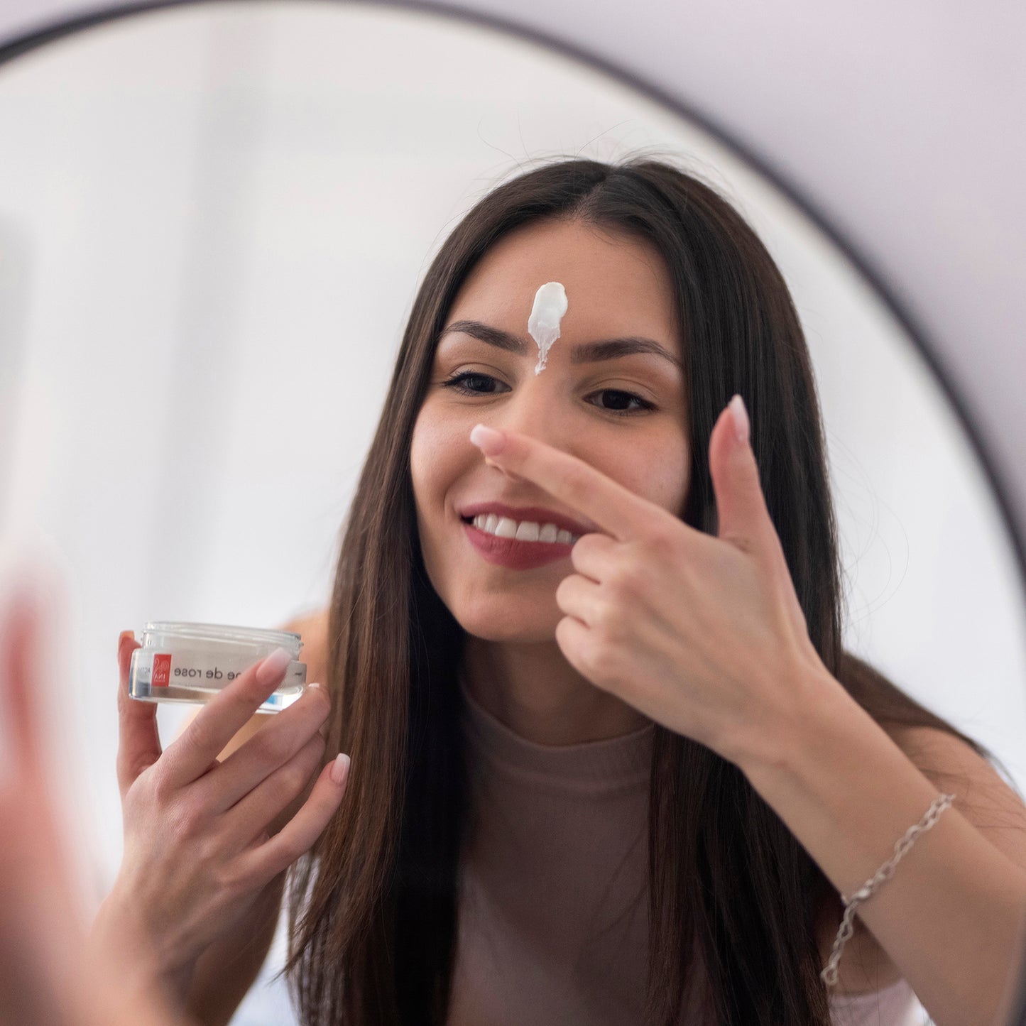 Cumpără 1 Cremă de Trandafiri și primești 3 Produse Gratuit