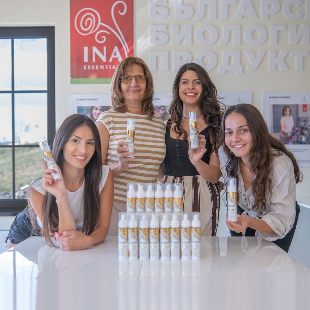 Femeile din familia InaEssentials cu spuma intimă FloraSync Active